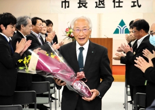 退任式を終え、市職員らに送られる広瀬栄市長＝養父市八鹿町八鹿