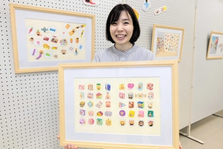 原画を手にするホソカワレイコさん＝豊岡市妙楽寺
