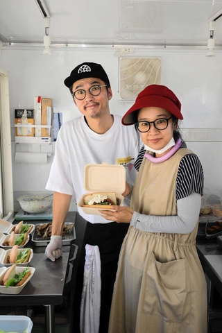 キッチンカー「ハマサカサンド」を立ち上げた小林将朋さん、真希さん＝新温泉町浜坂