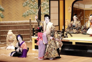 「奥州安達原　袖萩祭文」で主人公を演じた片岡愛之助さん（中央）＝出石永楽館
