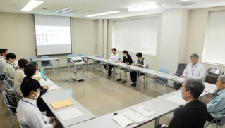 施策を提言する人口減少対策プロジェクトチーム＝新温泉町役場