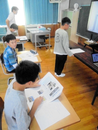 新聞作りで工夫した点などを発表する児童＝養父市八鹿町宿南
