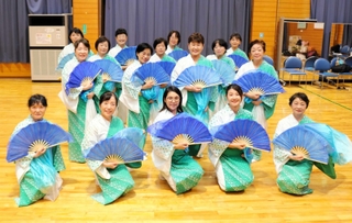 新曲「マザーリバーは永遠に」の歌と踊りを発表する「国府音頭を広める会」のメンバーたち＝豊岡市日高町野々庄