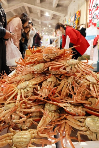 昨年の「浜坂みなとカニ祭り」で山積みされたセコガニ＝昨年１１月１８日、浜坂漁港