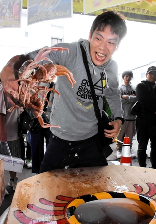 カニのつかみ取りやカニ料理の販売などでにぎわった「香住松葉がにまつり」＝香住漁港西港