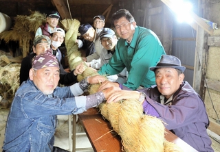 生田神社に納める一番大きなしめ縄を完成させた「薬王寺しめ縄保存会」のメンバーたち＝豊岡市但東町薬王寺
