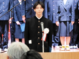 児童生徒代表であいさつした田村光貴さん＝出石特別支援学校