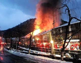炎を上げて燃える城崎温泉街の建物。北但大震災から９０年に当たる２０１５年の年明け早々に大規模火災が発生した＝同年１月３日午前７時、豊岡市城崎町湯島（読者提供）