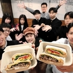 ホットサンドの「出石焼き」をＰＲする出石高校生ら＝豊岡市出石町