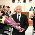 退任式を終え、市職員らに送られる広瀬栄市長＝養父市八鹿町八鹿
