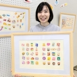 原画を手にするホソカワレイコさん＝豊岡市妙楽寺