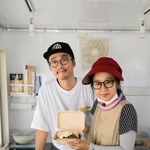 キッチンカー「ハマサカサンド」を立ち上げた小林将朋さん、真希さん＝新温泉町浜坂