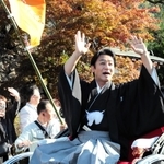５年ぶりの「お練り」で沿道の人に手を振る片岡愛之助さん＝豊岡市出石町