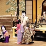「奥州安達原　袖萩祭文」で主人公を演じた片岡愛之助さん（中央）＝出石永楽館