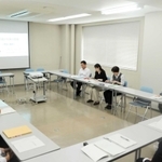 施策を提言する人口減少対策プロジェクトチーム＝新温泉町役場