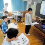 新聞作りで工夫した点などを発表する児童＝養父市八鹿町宿南