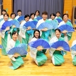 新曲「マザーリバーは永遠に」の歌と踊りを発表する「国府音頭を広める会」のメンバーたち＝豊岡市日高町野々庄