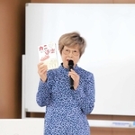 カニの漁業や食文化の歴史について解説する広尾克子さん＝香住文化会館