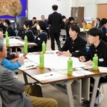 朝来市の公共交通について意見交換する参加者ら＝生野高校