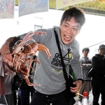 カニのつかみ取りやカニ料理の販売などでにぎわった「香住松葉がにまつり」＝香住漁港西港