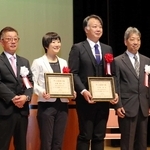 やぶ医者大賞を受賞した佐藤優子さん（左から２番目）と中嶋裕さん（同３番目）＝養父市広谷