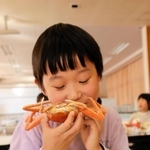 給食で提供されたセコガニを味わう児童＝照来小学校