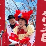 大声をとどろかせる「かに王国絶叫大会」の出場者＝豊岡市城崎町今津