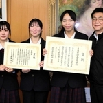 全国大会で特別賞を受賞した（左から）小西美沙希さん、岸本一依さん、竹安愛香ジョイさん＝豊岡市役所