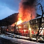 炎を上げて燃える城崎温泉街の建物。北但大震災から９０年に当たる２０１５年の年明け早々に大規模火災が発生した＝同年１月３日午前７時、豊岡市城崎町湯島（読者提供）