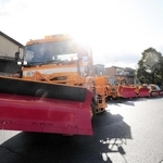 試走する除雪機＝豊岡市泉町