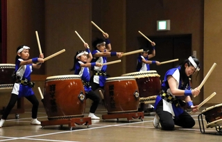 県大会で演奏する「養父太鼓　鼓彩」のメンバー＝養父市八鹿町国木