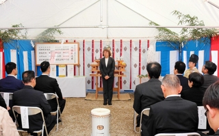 通所支援施設「レアレア」の起工式であいさつする中井佳与子・はばたけ手をつなぐ育成会理事長＝豊岡市九日市上町