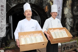 蔵出ししたシュトーレンを持って現れたパティシエら＝朝来市生野町小野