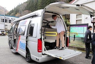 養父市の実証実験で使われる移動診療用の車両＝養父市大屋町明延