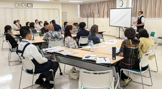 虐待などを経験し、養護施設や里親らの元で育った子どもたちのことを学ぶ学習会の様子＝２０２４年８月、豊岡市内（さんいん若者サポートネットワーク提供）