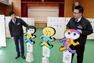 とびだしぼうやの塗り絵で金賞を取った作品から作ったとびだしぼうや＝豊岡市日高町国分寺