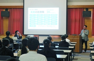 中学生たちに医療に関わる仕事の魅力を語る神戸大大学院保健学研究科の教員たち＝豊岡市出石町弘原