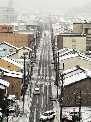 雪化粧した豊岡市の中心部＝同市寿町