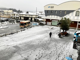 雪化粧したＪＲ豊岡駅前＝豊岡市大手町