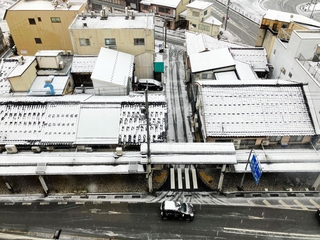 雪化粧したＪＲ豊岡駅前＝豊岡市大手町