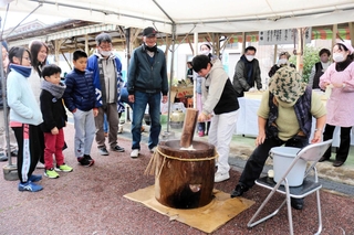 餅つきを楽しむ地元住民や子どもたち＝豊岡市千代田町