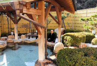 一新された露天風呂を囲む塀＝朝来市山東町森