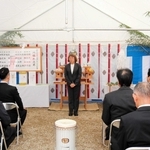 通所支援施設「レアレア」の起工式であいさつする中井佳与子・はばたけ手をつなぐ育成会理事長＝豊岡市九日市上町