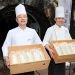蔵出ししたシュトーレンを持って現れたパティシエら＝朝来市生野町小野
