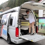 養父市の実証実験で使われる移動診療用の車両＝養父市大屋町明延