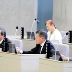 本会議でタブレットを操作する町議たち＝新温泉町議会