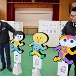 とびだしぼうやの塗り絵で金賞を取った作品から作ったとびだしぼうや＝豊岡市日高町国分寺