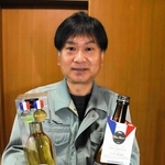 蔵マスターのプラチナ賞を受けた２商品と田治米博貴社長
