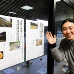 「矢田川新聞」を発行した阿瀬大典駅長＝道の駅あゆの里矢田川