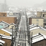 雪化粧した豊岡市の中心部＝同市寿町
